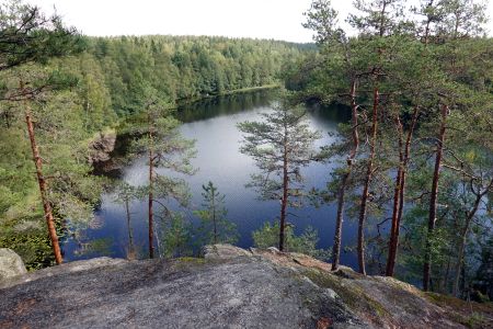 Nuuksio - pohled ze skal na jezera